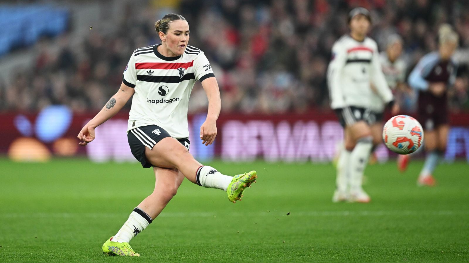 女足超級聯賽：曼聯女隊 4-0 大勝阿斯頓維拉女隊，格蕾絲·克林頓驚世一擊助力客隊沖擊前三